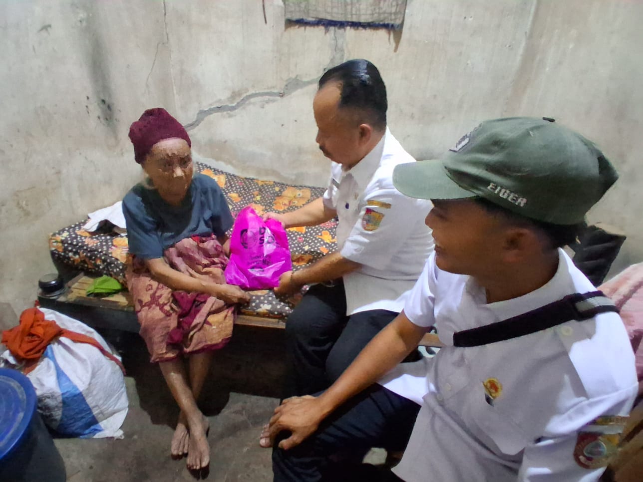 jelajah-home-care-sukorambi-salurkan-bingkisan-pakaian-perhatian-gus-bupati-hadir-hingga-rumah-lansia-20261014