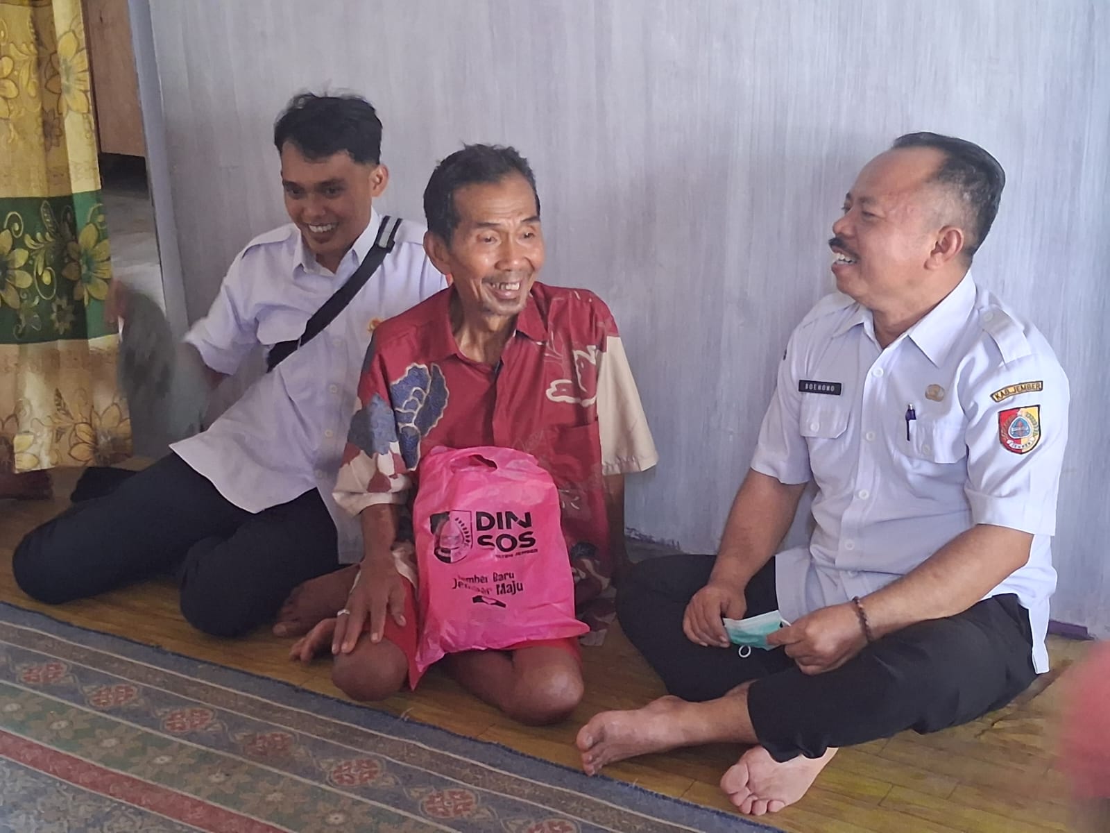 kasi-pmks-sukorambi-upayakan-alat-bantu-dengar-untuk-kakek-ahmad-melalui-jelajah-home-care-gus-fawait-20261014
