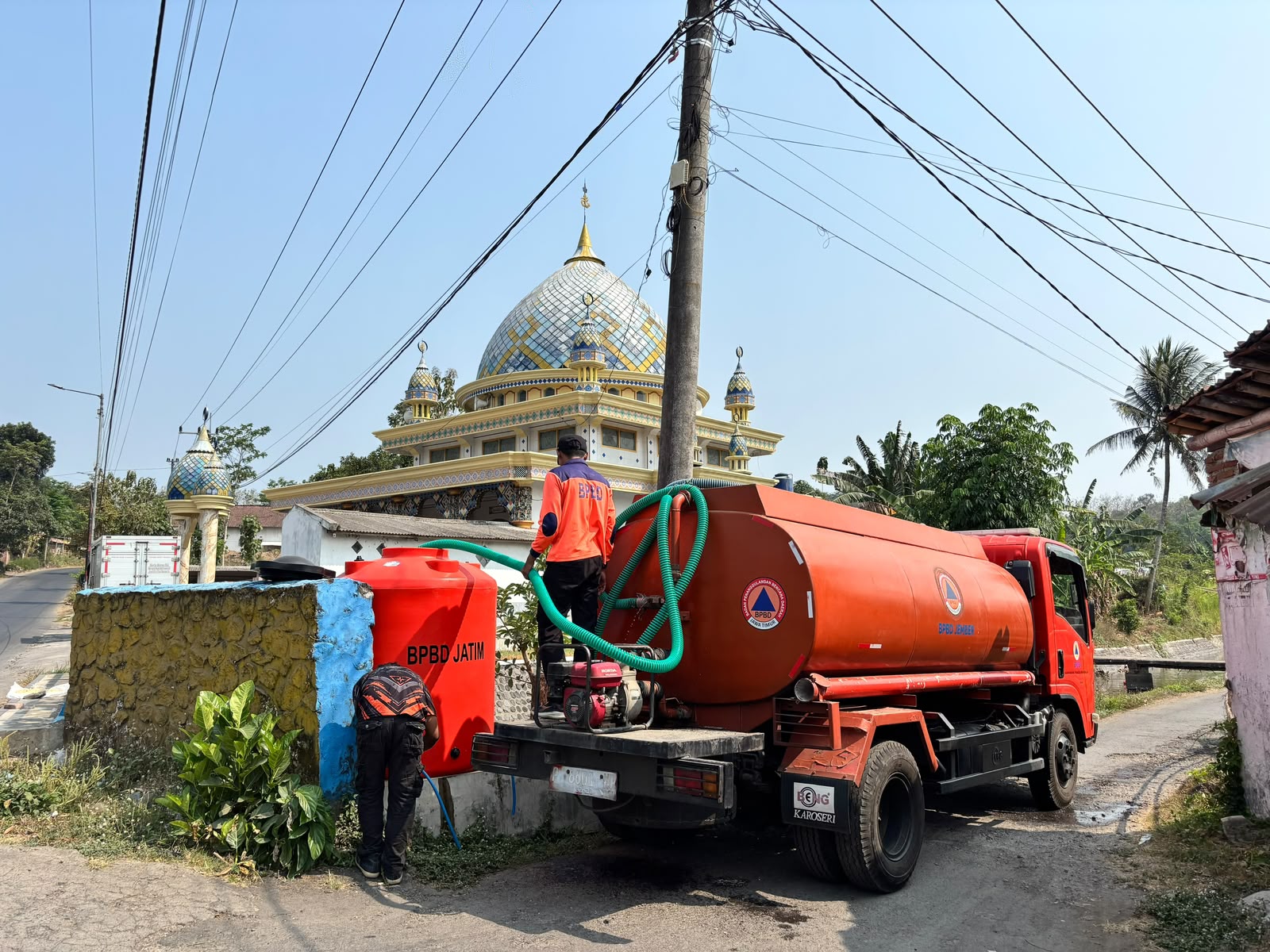 santri-terpaksa-menumpang-mandi-bpbd-jember-temukan-masalah-pada-sumur-pesantren-20261015
