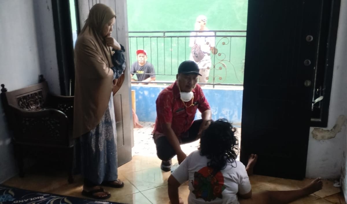 hidup-sebatang-kara-bu-tini-tak-bisa-berjalan-tetangga-jadi-sandaran-lurah-gebang-turun-tangan-20261015