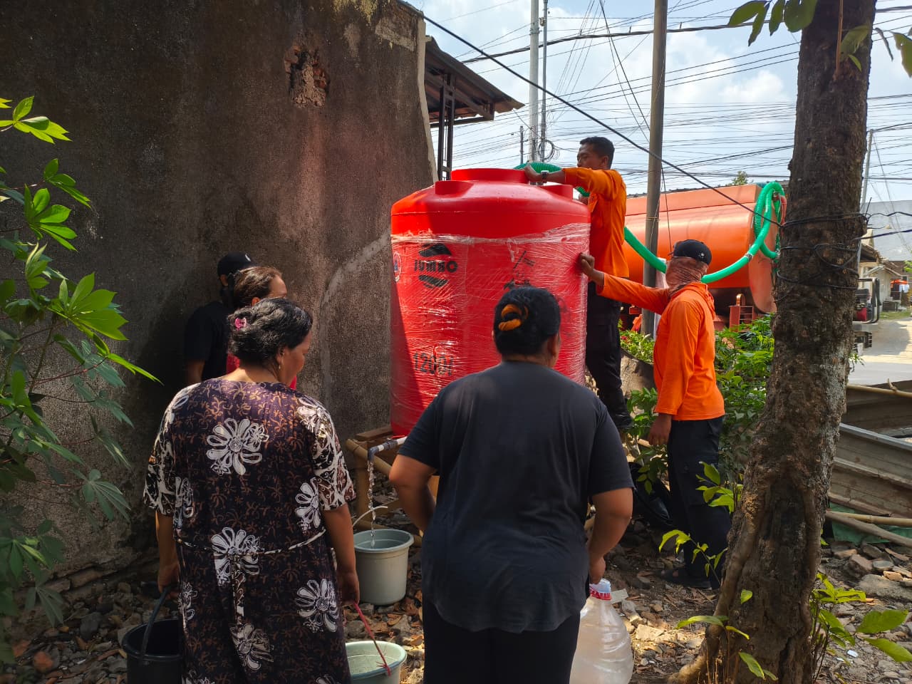 60-kk-di-kranjingan-jember-krisis-air-bpbd-salurkan-2500-liter-20261015