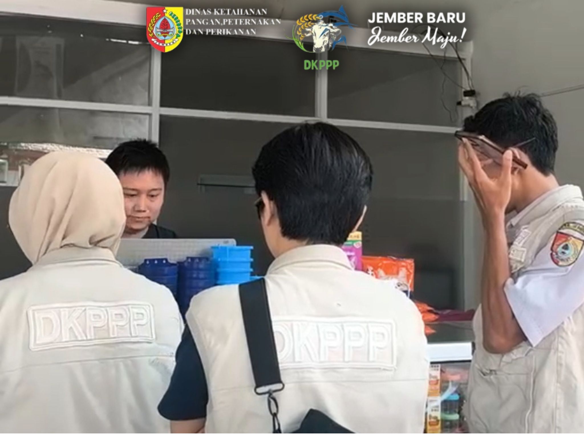 dkppp-jember-awasi-mutu-pakan-ternak-dan-sosialisasikan-regulasi-terbaru-di-empat-poultry-shop-20261015
