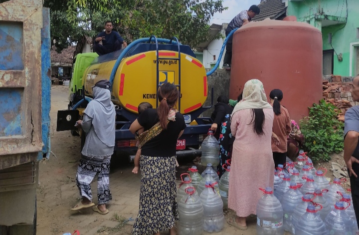 kekeringan-sejak-juli-bpbd-jember-salurkan-5000-liter-air-untuk-40-kk-di-tegal-gede-20261015