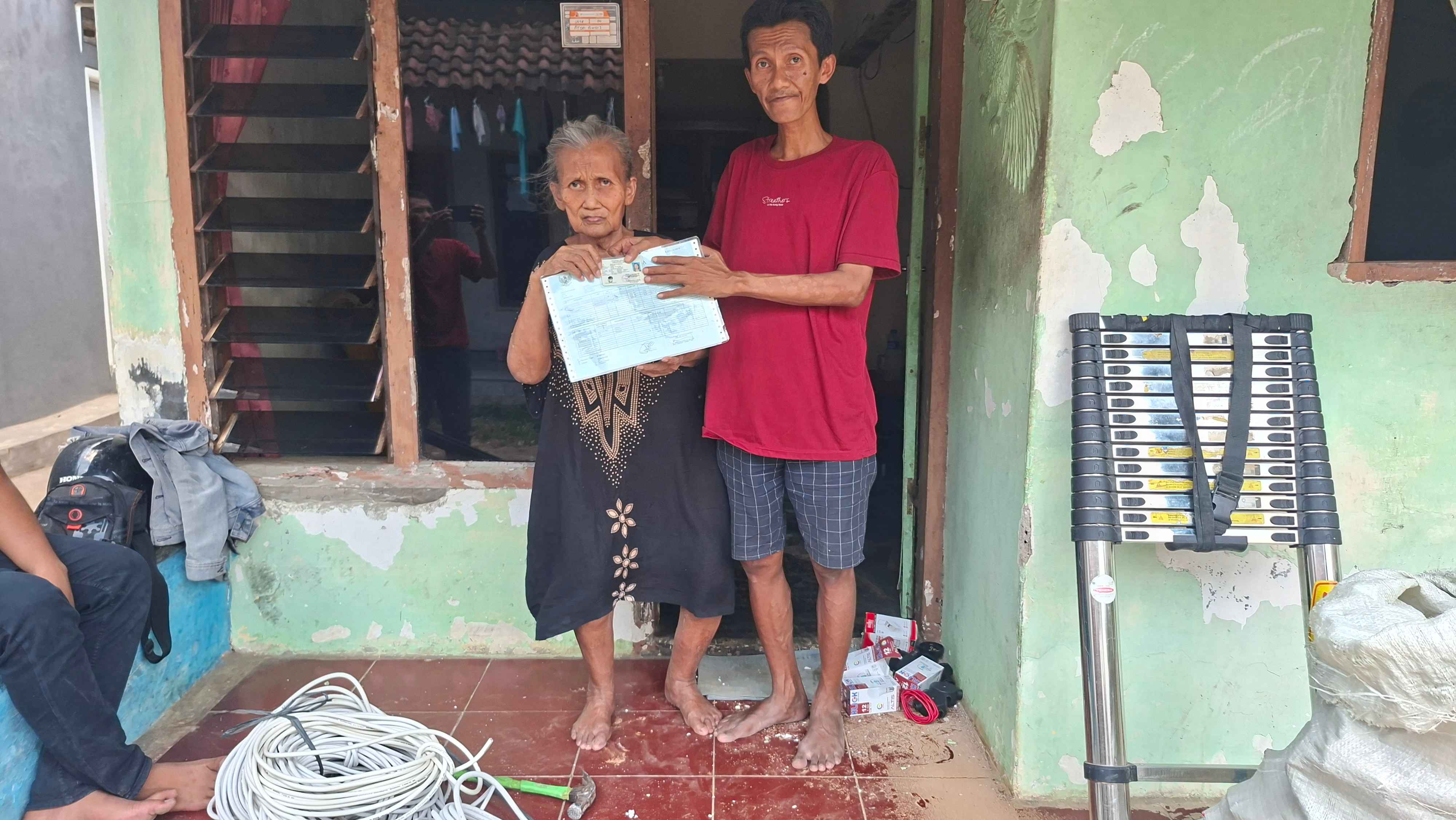 tiga-warga-rw-13-lingkungan-kopian-terima-bantuan-pemasangan-listrik-gratis-dari-bupati-jember-20261017