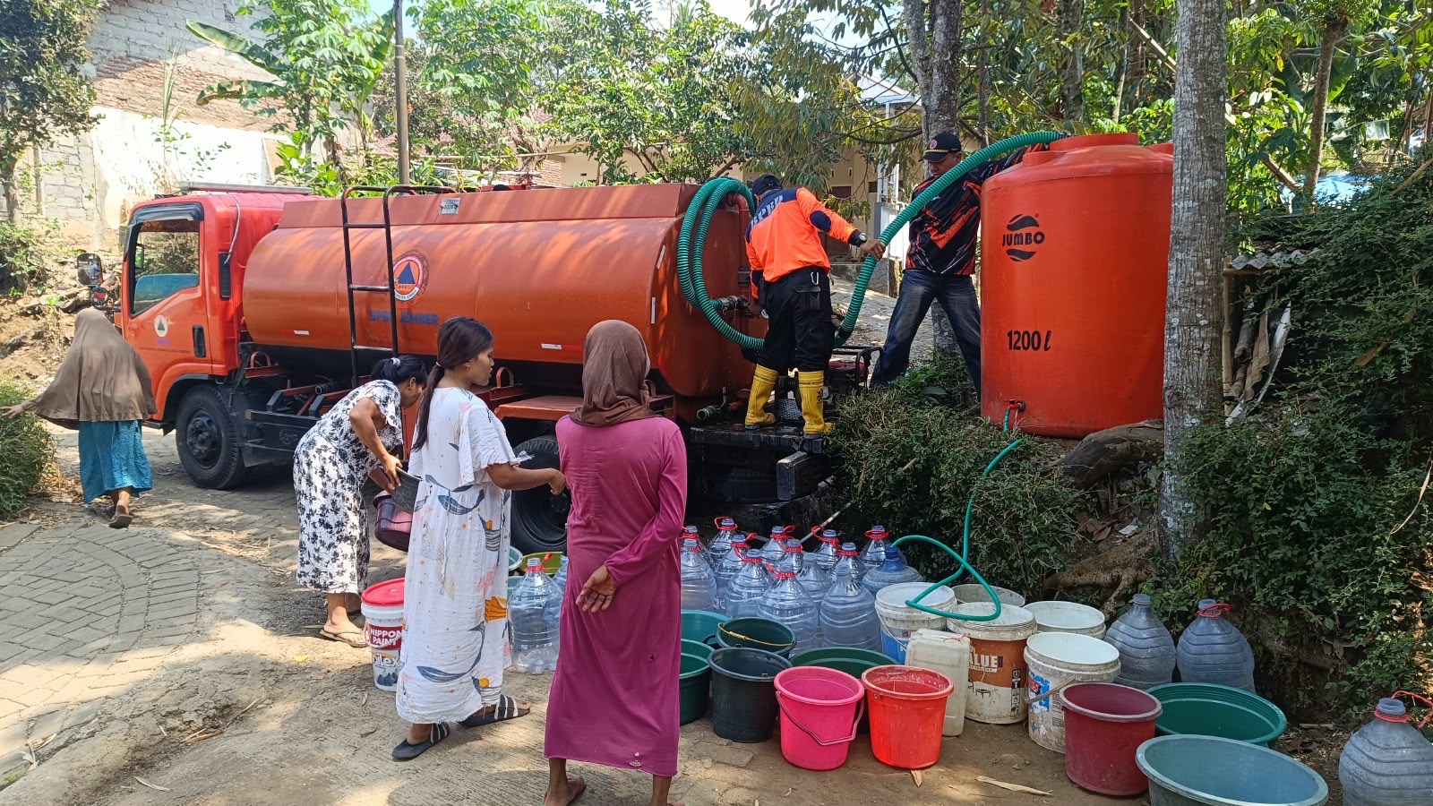 142-kk-di-patrang-masih-butuh-air-bersih-bpbd-jember-salurkan-bantuan-ke-19-20261016