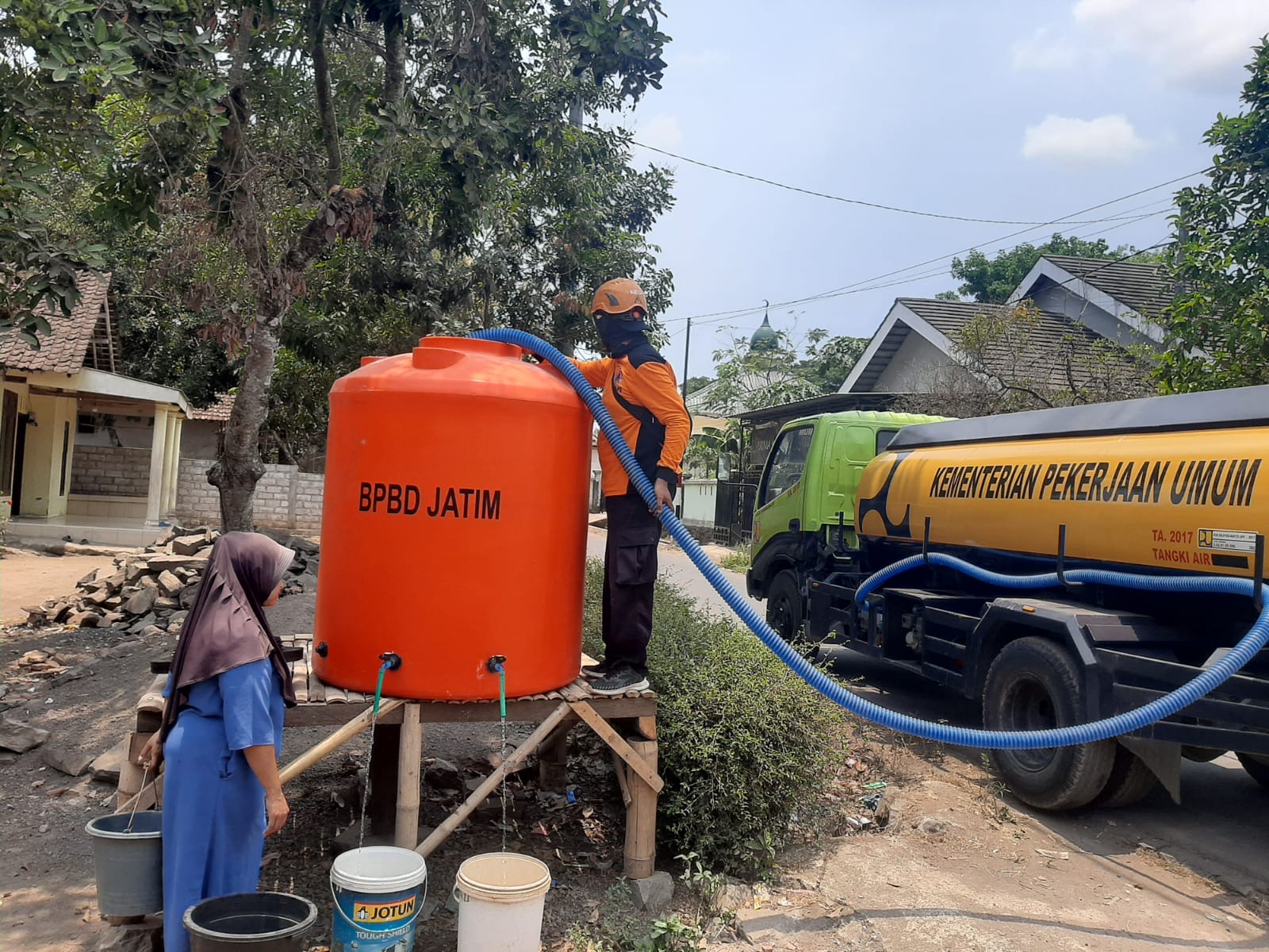 bertahan-di-tengah-kemarau-warga-dusun-rowo-kecamatan-mayang-andalkan-distribusi-air-bersih-20261016