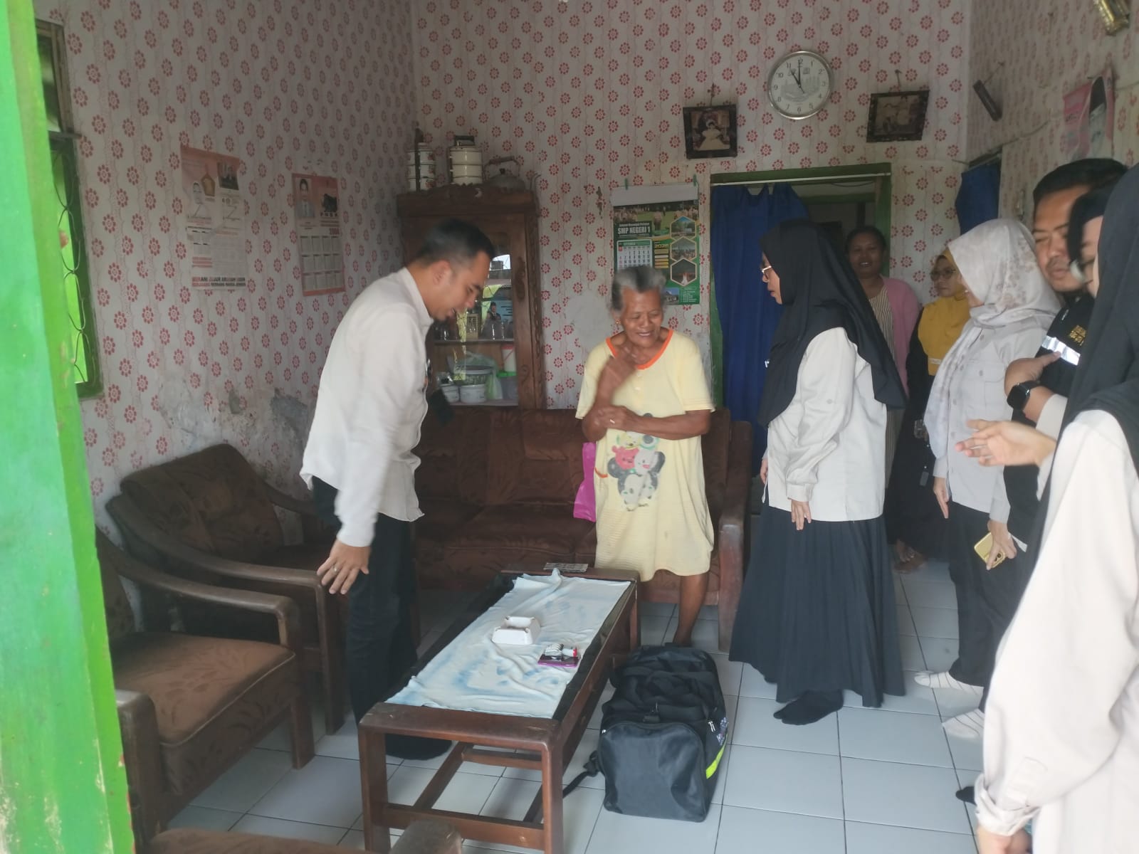 jemput-bola-pelayanan-kesehatan-camat-sumberbaru-dampingi-tim-home-care-kunjungi-dinem-di-yosorati-20261017