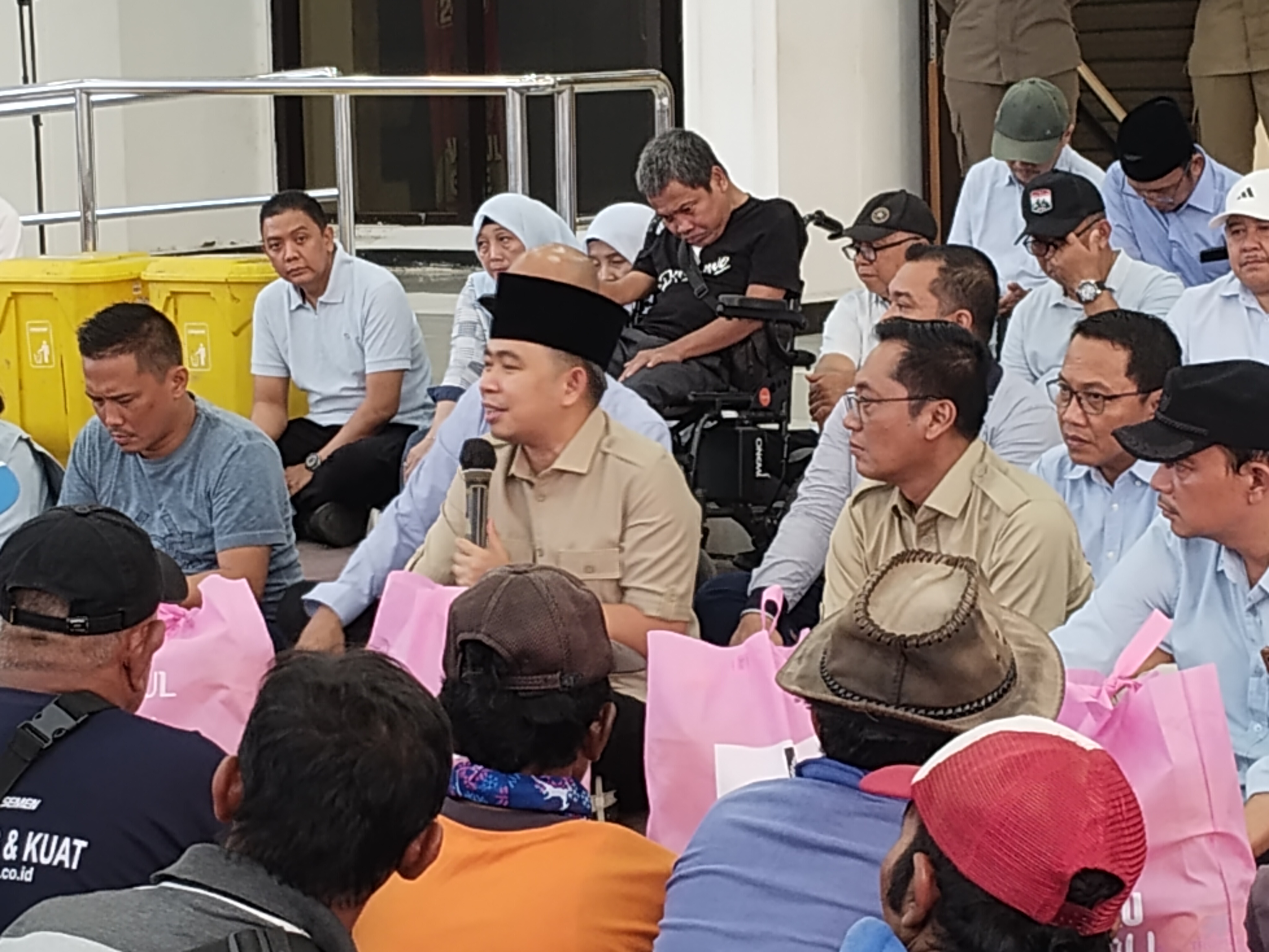 duduk-sama-rata-bersama-tukang-becak-gus-fawait-ajak-warga-jember-doakan-presiden-prabowo-20261018
