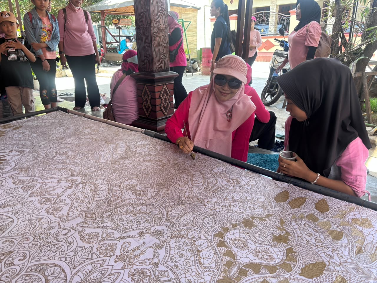 lestarikan-budaya-lokal-ibu-pkk-jember-kidul-belajar-membatik-di-batik-reztis-20261018