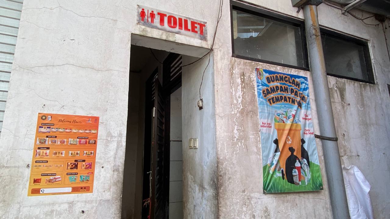 diskopumdag-jember-tindak-lanjuti-aduan-toilet-mampet-di-pasar-mayang-20261018