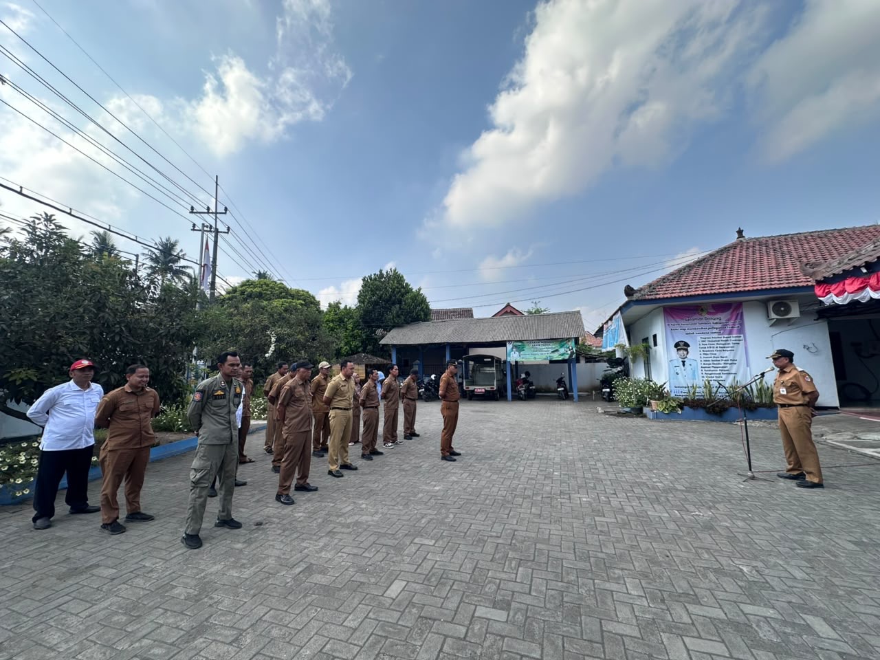 camat-semboro-tekankan-disiplin-asn-dan-kerja-sama-tim-dalam-apel-rutin-senin-pagi-20261020