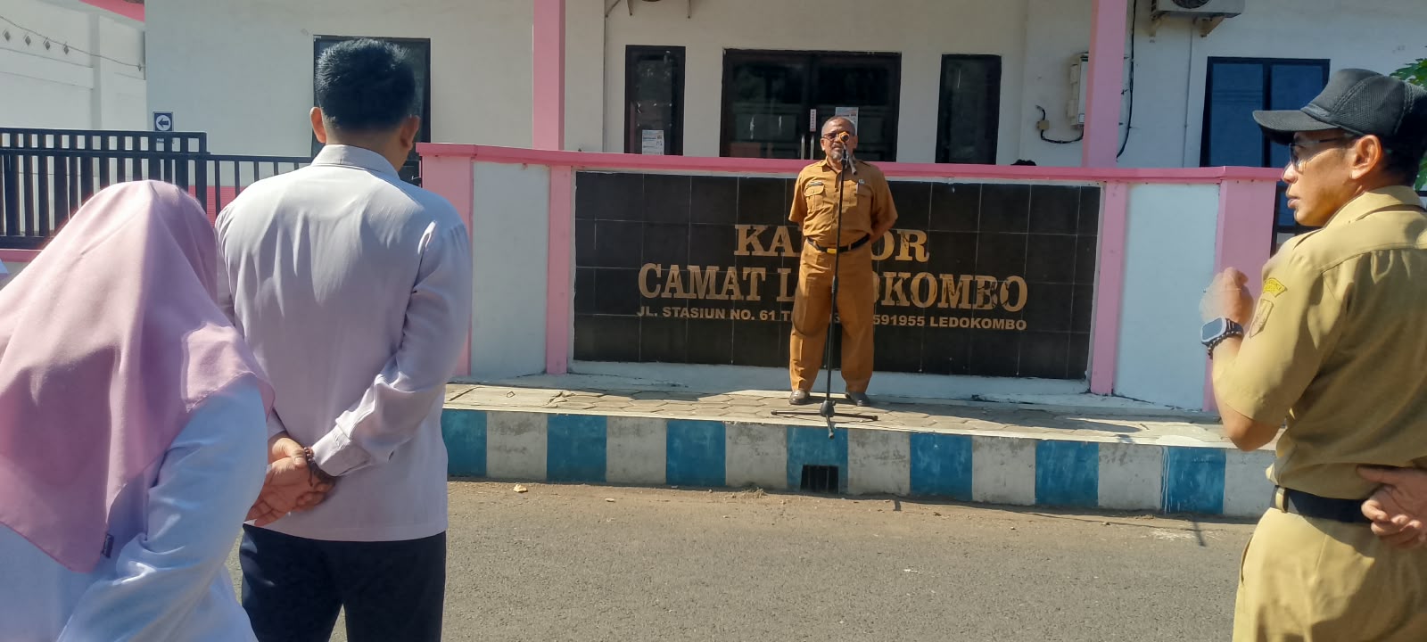 apel-pagi-kecamatan-ledokombo-sekcam-ajak-pegawai-jaga-kesehatan-dan-kekompakan-20261020