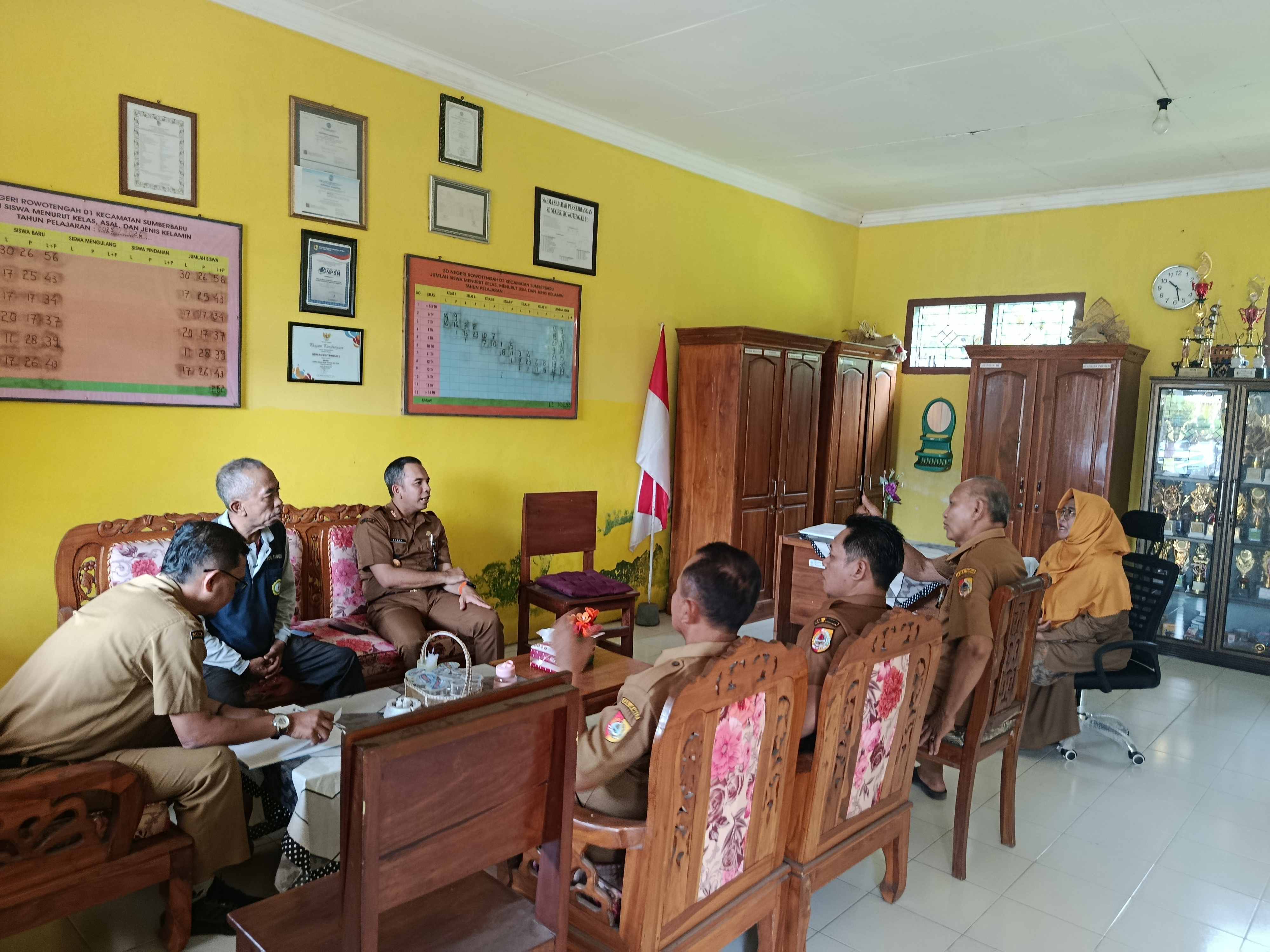 pererat-sinergisitas-pendidikan-dan-pemerintahan-camat-sumberbaru-ajak-sd-rowotengah-01-meriahkan-hari-santri-nasional-20261020