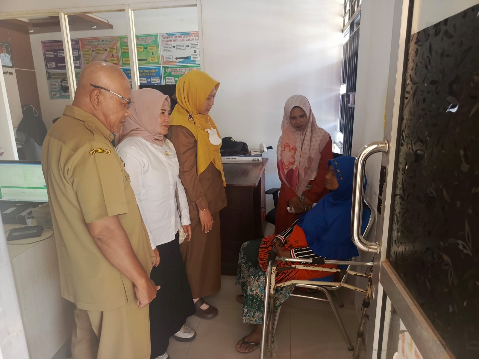 jemput-bola-pelayanan-publik-kecamatan-mumbulsari-lakukan-perekaman-e-ktp-bagi-lansia-di-desa-tamansari-20261019