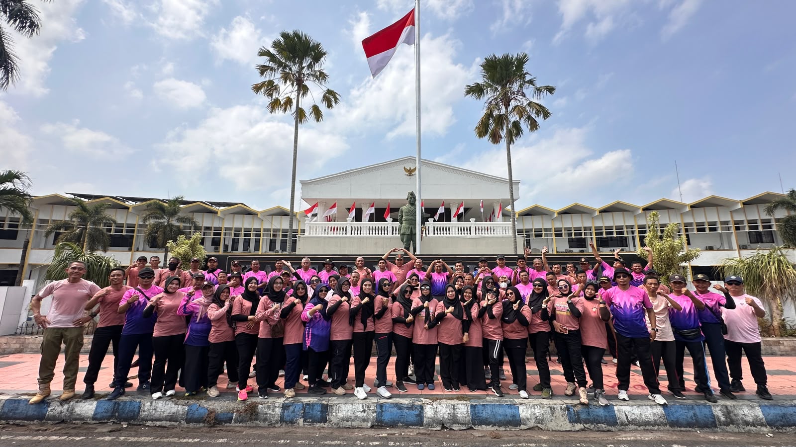 jaga-kebugaran-dan-pererat-kekeluargaan-satpol-pp-jember-gelar-olahraga-bersama-damkar-dan-linmas-20261020