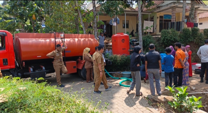kekeringan-melanda-142-kk-di-bintoro-jember-bpbd-kembali-salurkan-5000-liter-air-bersih-20261020