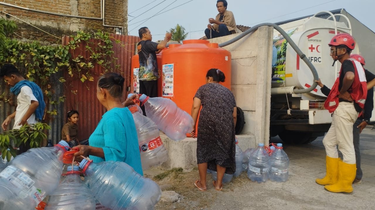90-kk-di-antirogo-jember-kesulitan-air-bersih-bpbd-dan-pmi-salurkan-5000-liter-20261020