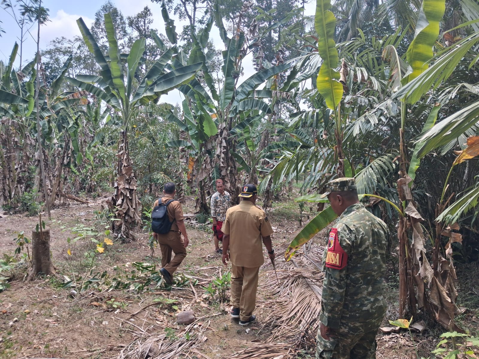 camat-sukorambi-bawa-rombongan-tinjau-kondisi-lahan-dan-ketersediaan-air-pertanian-warga-di-klungkung-20261021