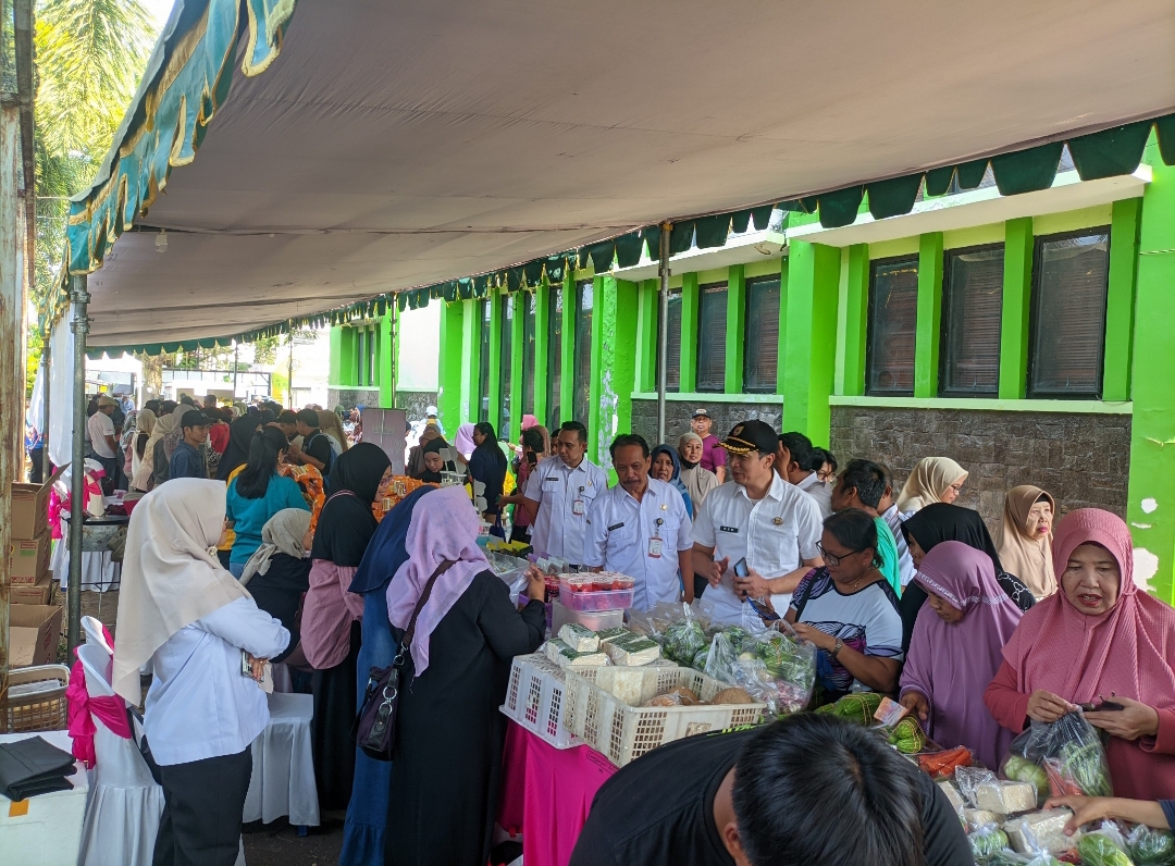 warga-jember-berburu-sembako-harga-terjangkau-gerakan-pangan-murah-diserbu-sejak-pagi-20261021