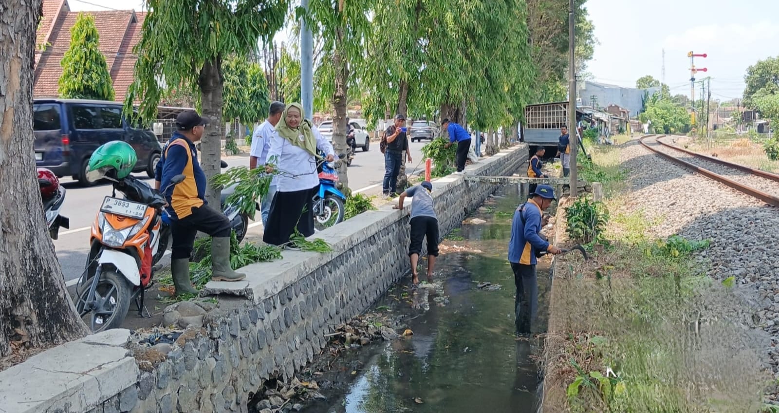 bersama-pu-bmsda-jember-lor-bersihkan-saluran-spool-kota-20261021