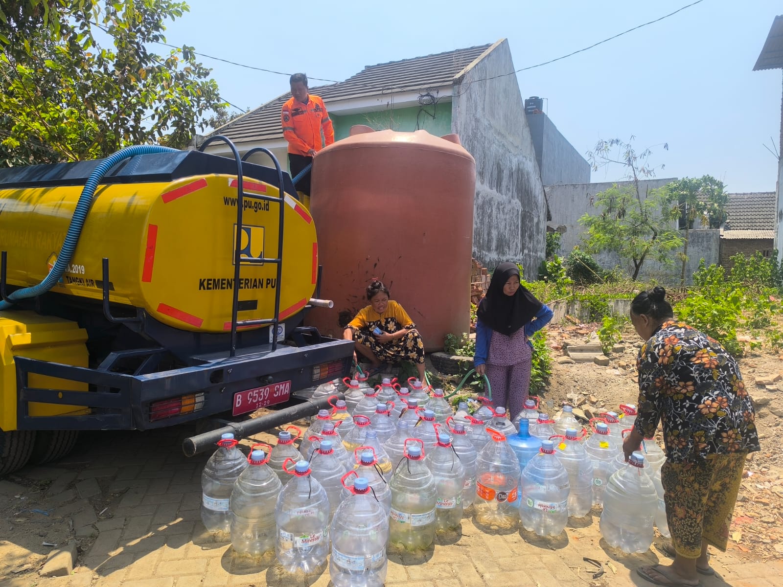 bpbd-jember-perkuat-penanganan-kekeringan-5000-liter-air-bersih-disalurkan-ke-tegal-gede-20261021