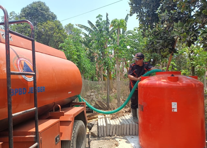 kekeringan-melanda-4-dusun-di-pakusari-bpbd-jember-salurkan-5000-liter-air-untuk-150-kk-20261021