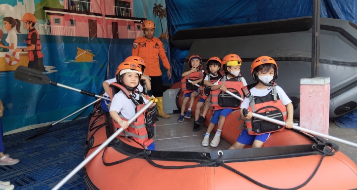 outing-class-seru-anak-anak-pg-dan-tk-rukun-harapan-kenali-peralatan-kebencanaan-di-bpbd-jember-20261021