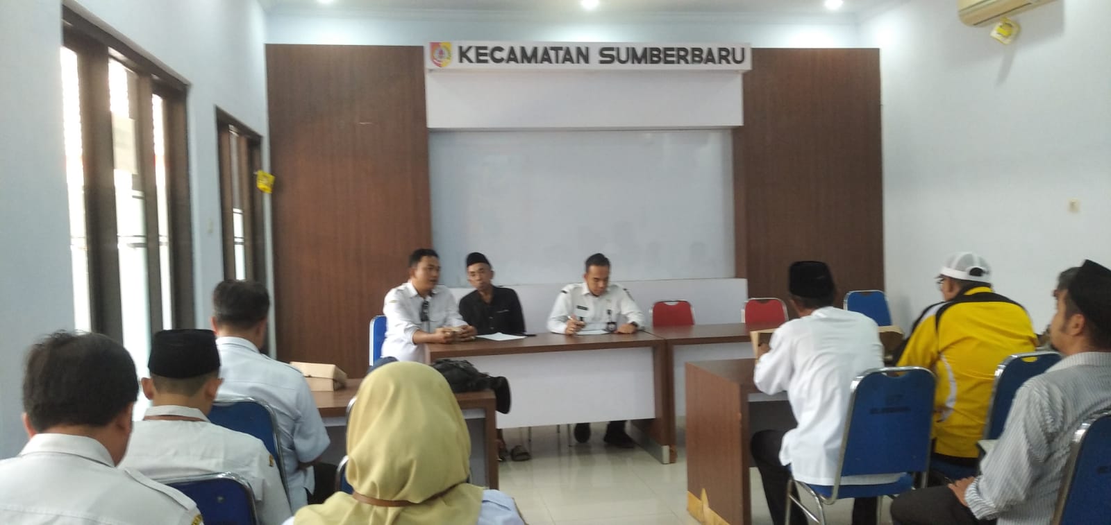 jelang-hari-santri-nasional-muspika-sumberbaru-gelar-rakor-bersama-kades-dan-lembaga-pendidikan-20261022
