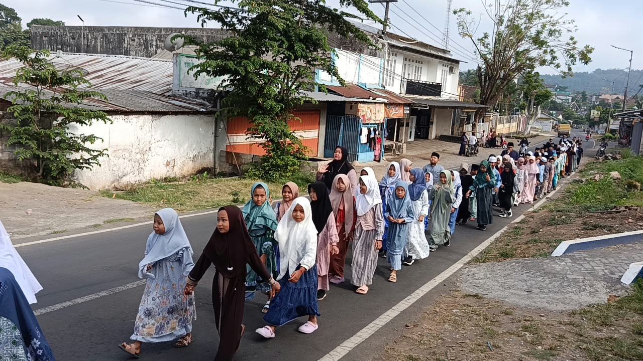 semarak-hari-santri-nasional-2026-siswa-sdn-sumberjambe-02-antusias-ikuti-kirab-santri-20261022