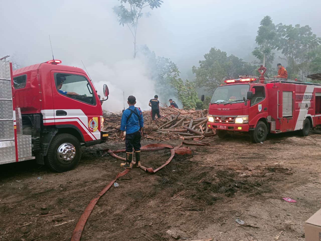 kebakaran-gudang-log-kayu-sengon-di-ledokombo-api-berhasil-dipadamkan-setelah-empat-jam-penanganan-20261022