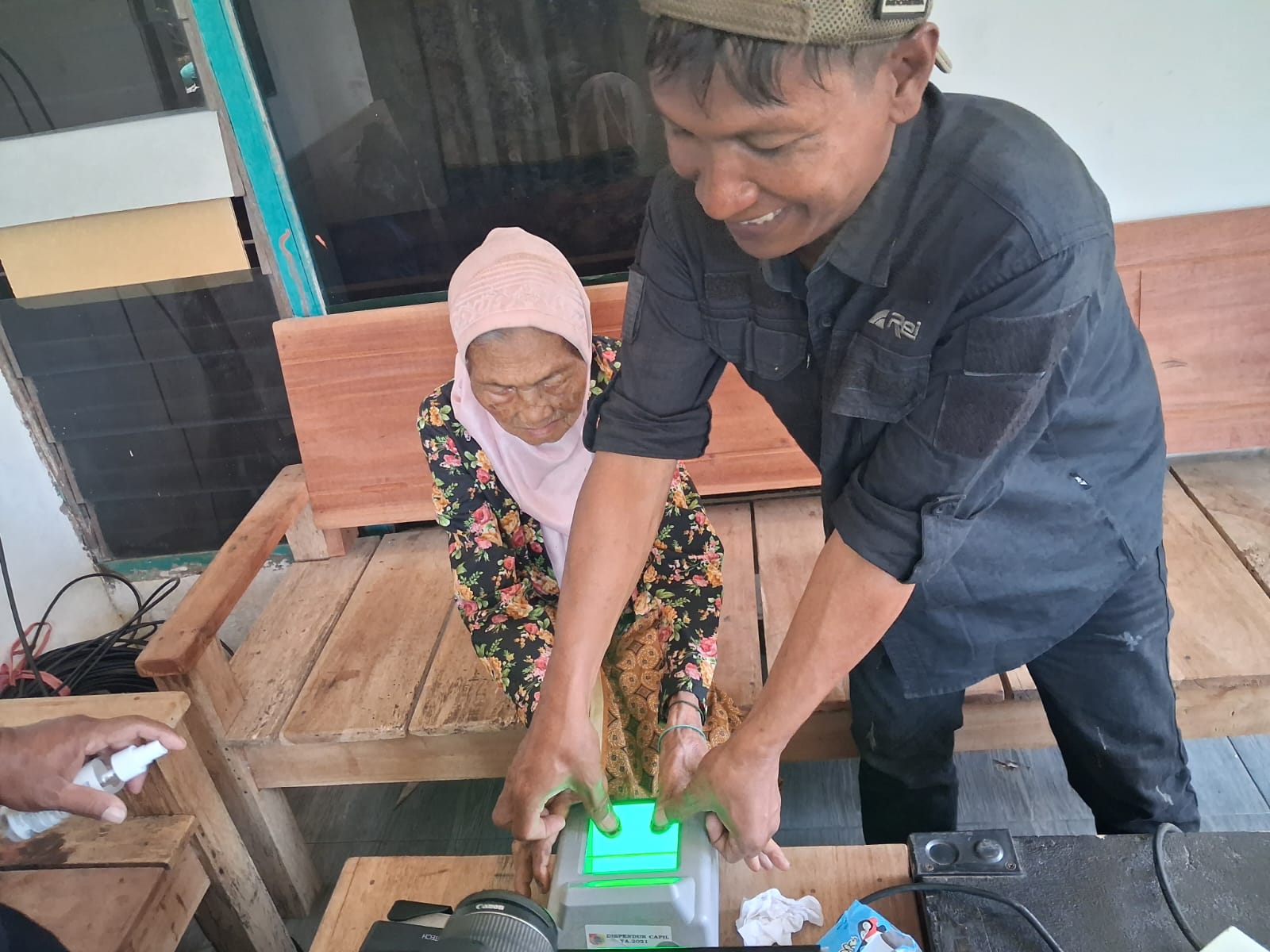 peta-cinta-goes-to-rtrw-hadirkan-pelayanan-perekaman-ktp-bagi-nenek-siani-di-desa-dukuhmencek-20261022