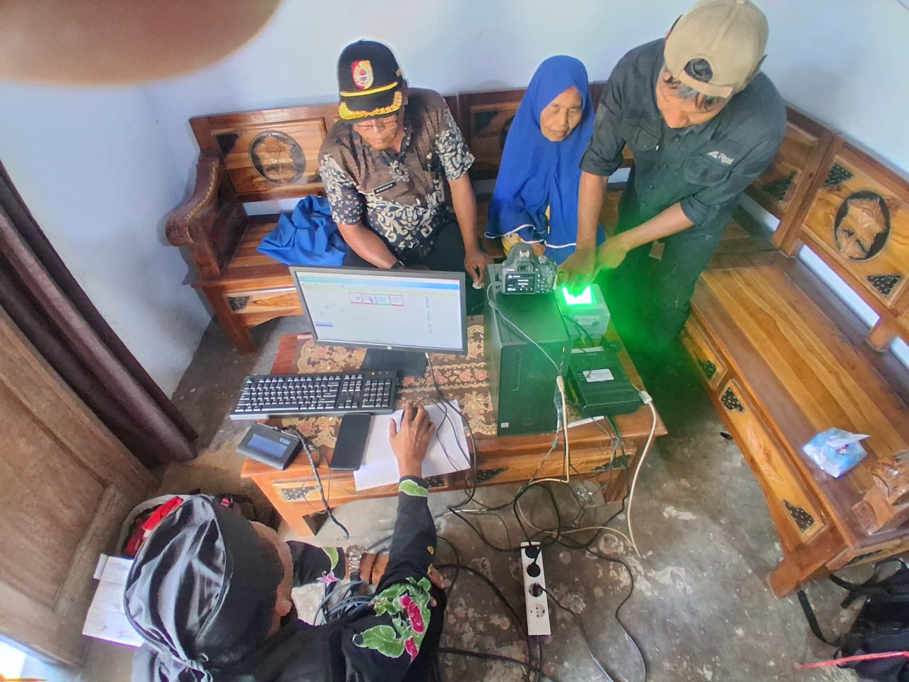 peta-cinta-goes-to-rtrw-layani-perekaman-ktp-nenek-siti-juwairiyah-di-dukuhmencek-20261023