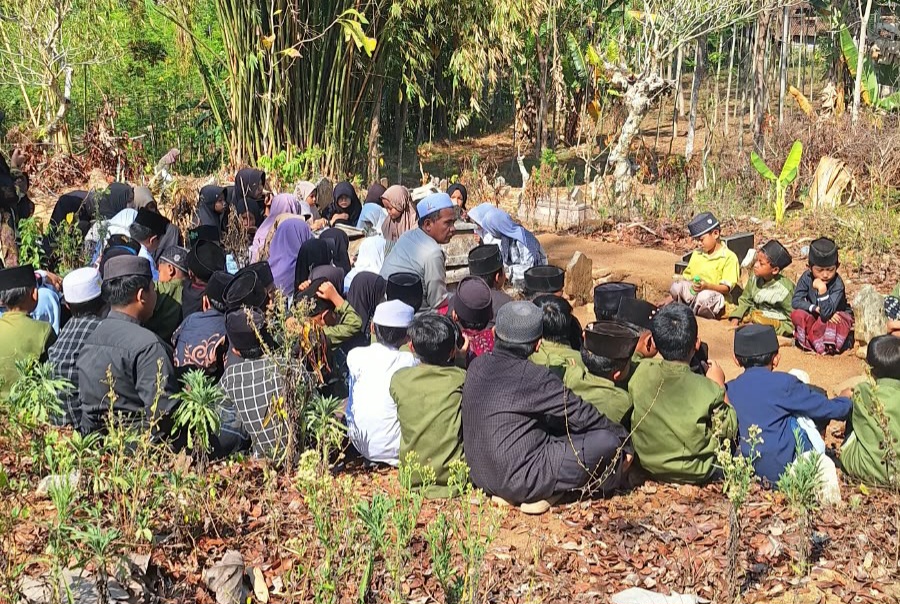 peringati-hari-santri-nasional-siswa-mi-darul-ulum-sukorambi-ziarah-makam-tokoh-agama-dan-masyarakat-20261023