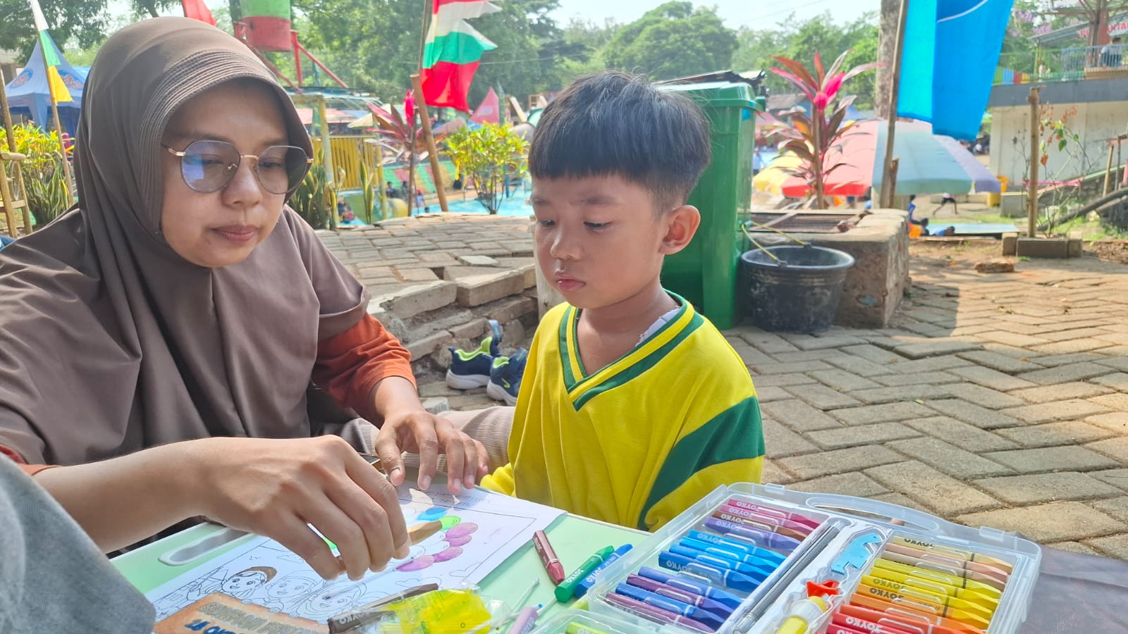ribuan-anak-tkpaud-berkreasi-di-pemandian-patemon-tanggul-20261024