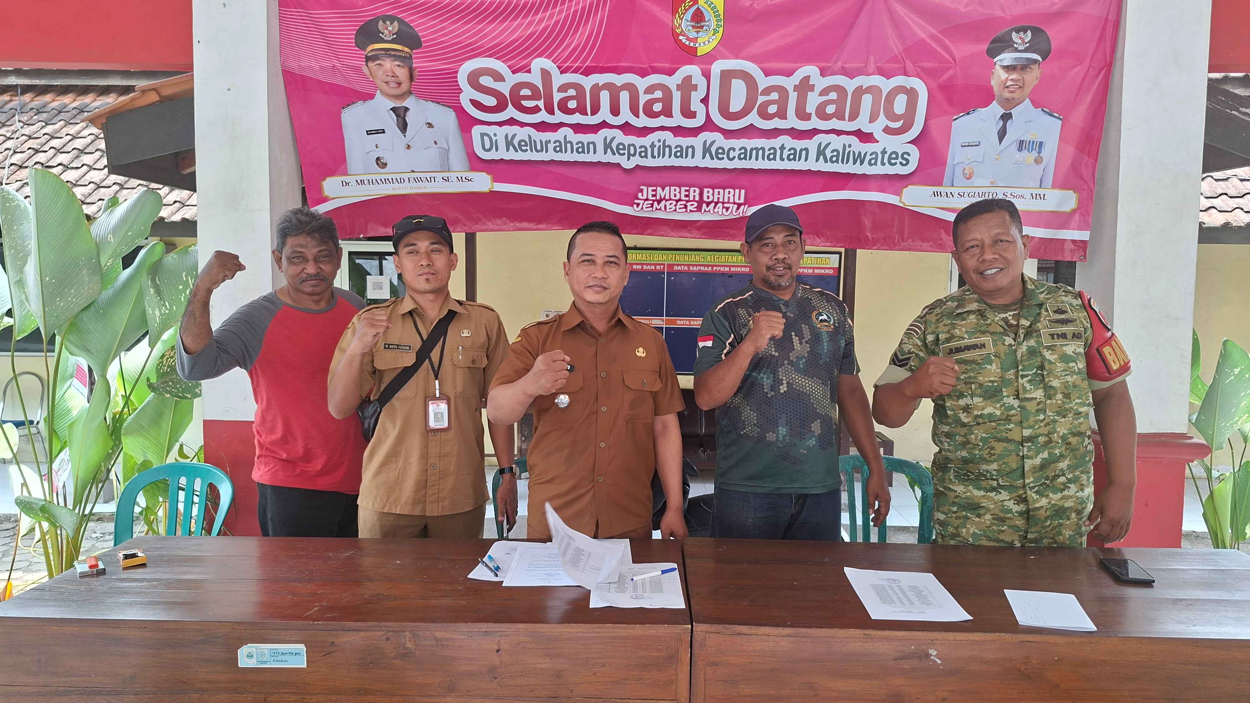 pendopo-kelurahan-kepatihan-jadi-tempat-pengurusan-id-card-anggota-linmas-bagi-26-rw-20261027