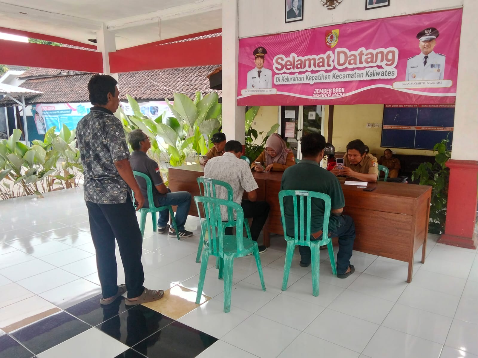 kelurahan-kepatihan-bantu-pendataan-anggota-linmas-untuk-penerbitan-kartu-anggota-20261026