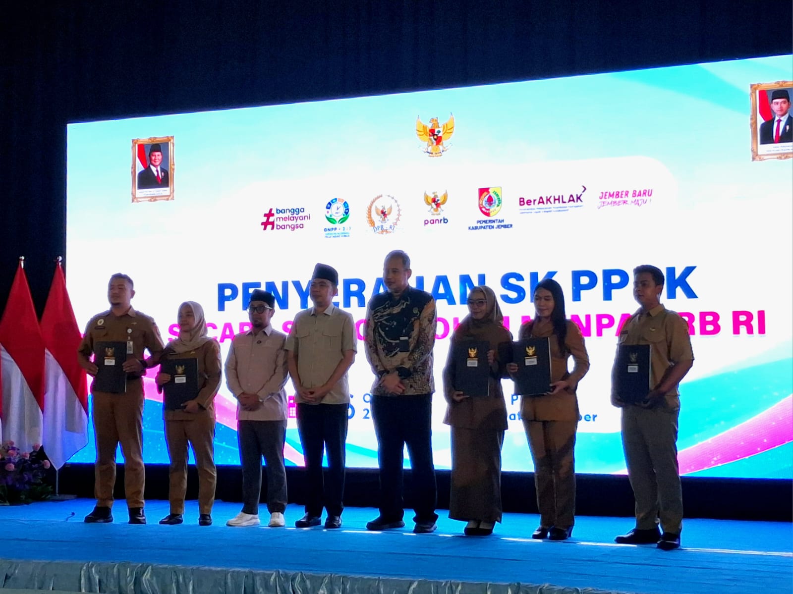 bupati-jember-serahkan-sk-perpanjangan-pppk-paruh-waktu-perkuat-kepastian-pengabdian-20261027