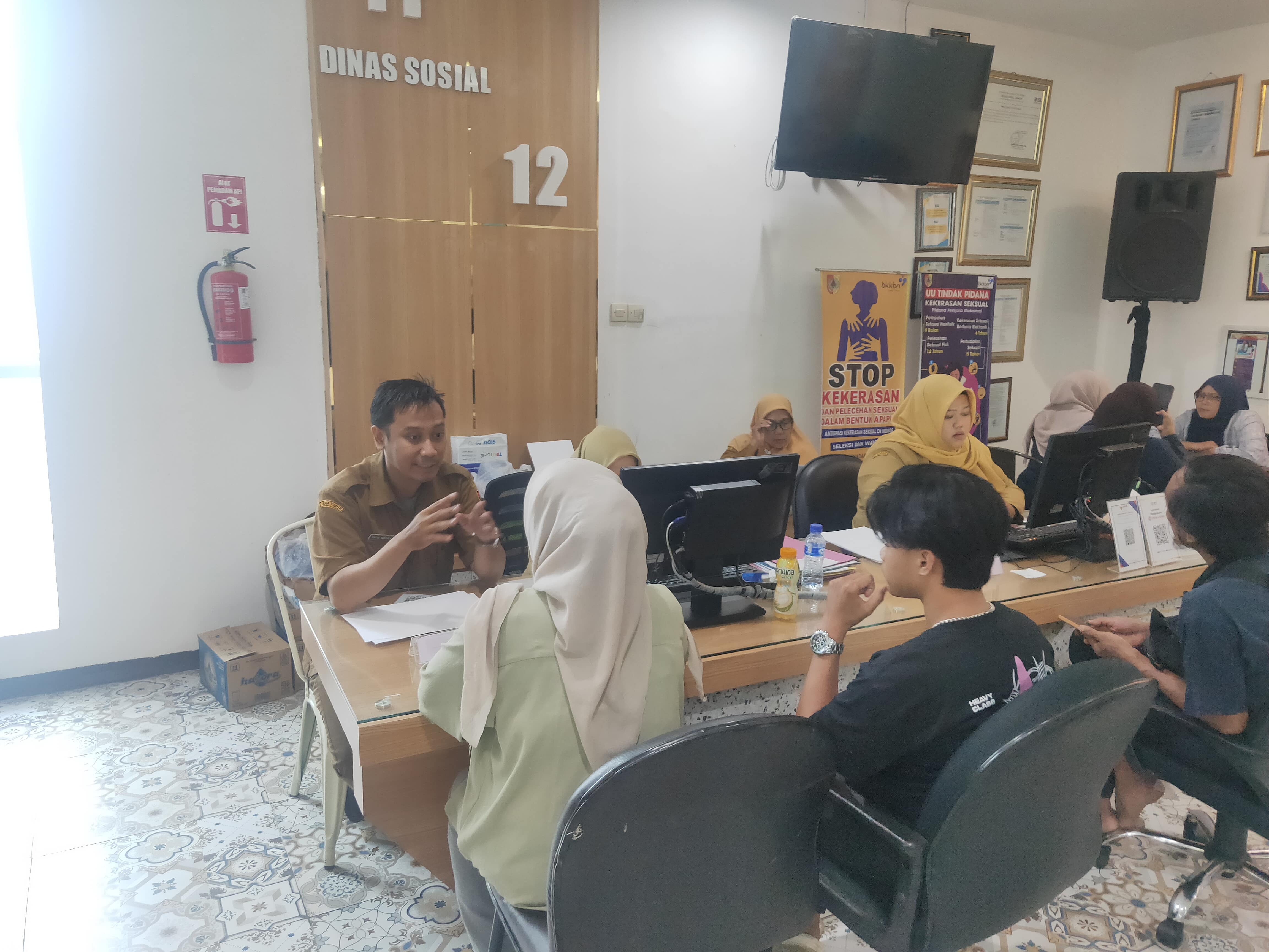 di-sela-kunjungan-menpan-rb-dinsos-pppa-jember-dampingi-pasangan-pemohon-diska-di-loket-mpp-20261027