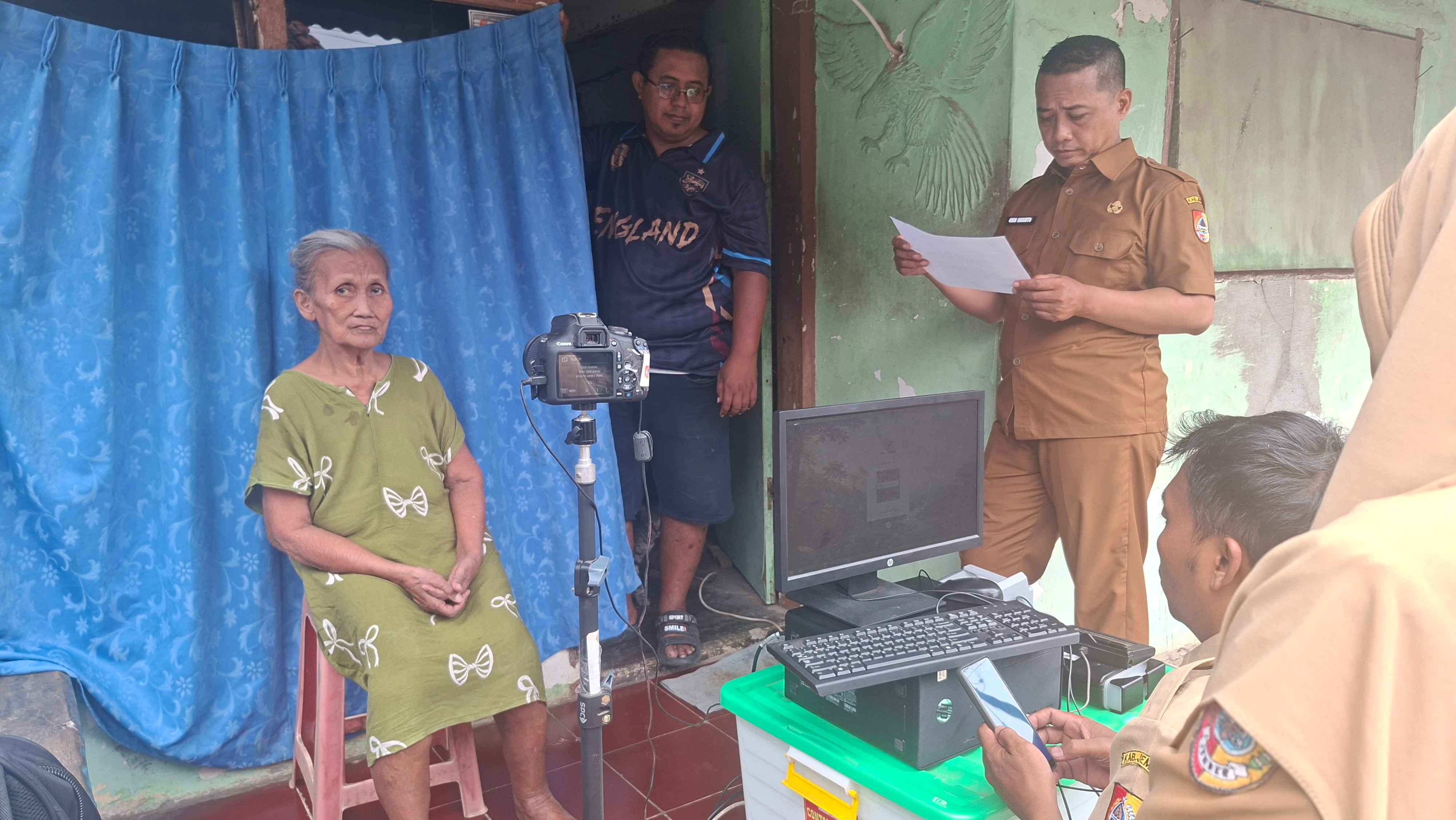 lurah-kepatihan-dan-tim-kecamatan-lakukan-perekaman-e-ktp-jemput-bola-di-rw-13-lingkungan-kopian-20261029
