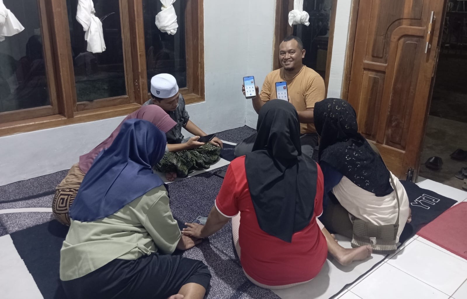 tak-kenal-jam-dinas-staf-kecamatan-sukowono-jemput-bola-aktivasi-ikd-hingga-ke-rumah-warga-20261028