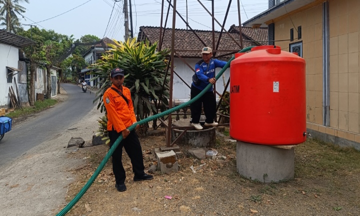 krisis-air-bersih-di-jatian-jember-bpbd-salurkan-5000-liter-untuk-warga-terdampak-20261028