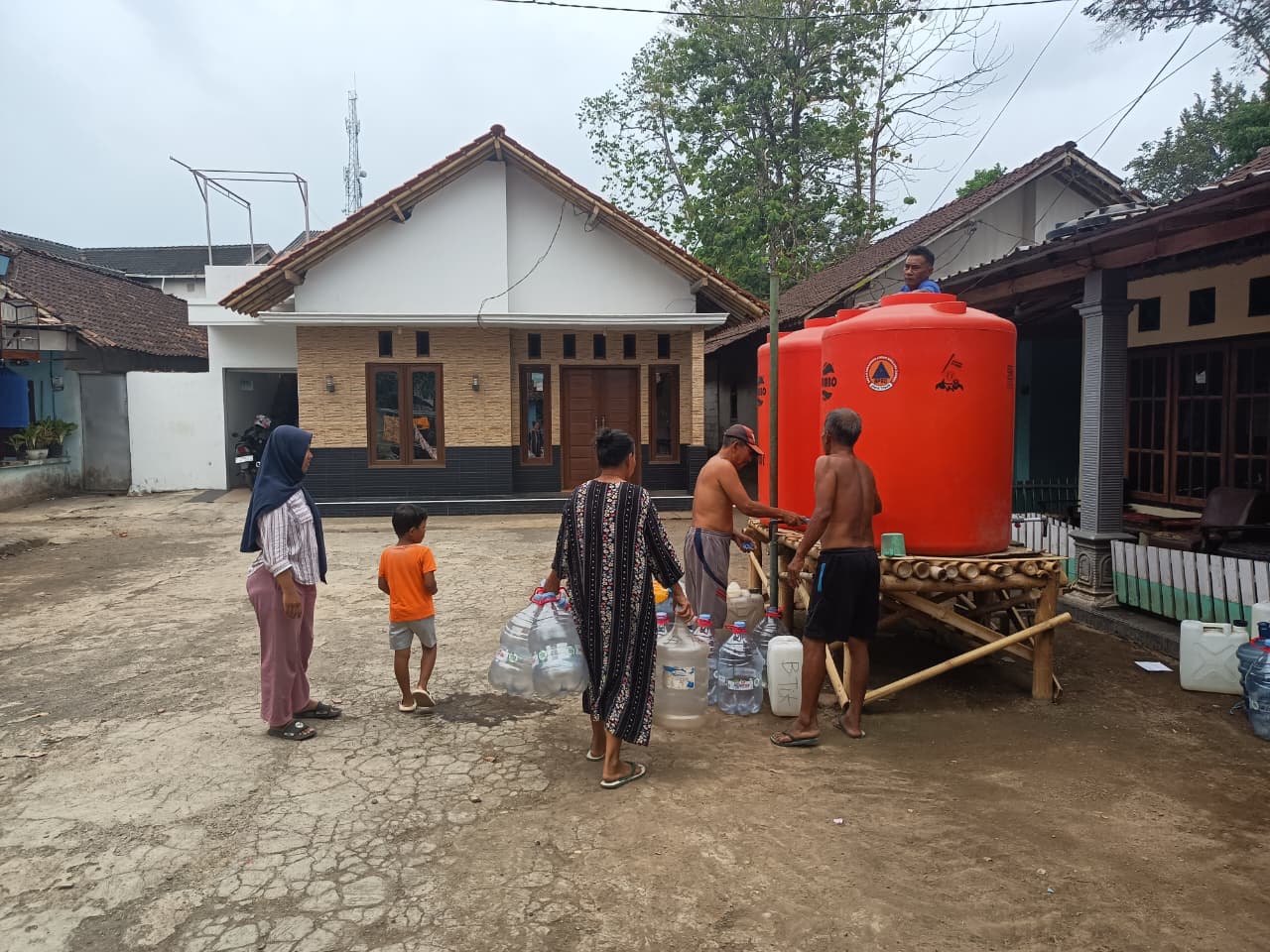 kekeringan-sejak-agustus-warga-baratan-timur-jember-terima-10000-liter-air-bersih-20261028