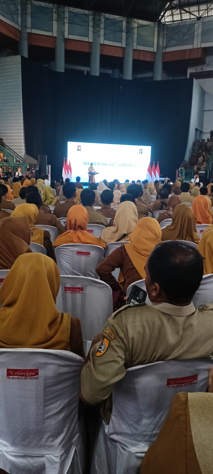 lebih-dari-8000-pppk-pw-hadiri-penyerahan-perpanjangan-sk-di-gor-kaliwates-jember-20261028