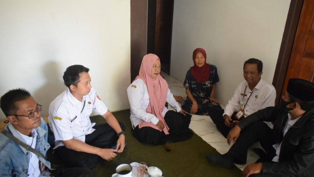 datangi-rumah-warga-kecamatan-kalisat-fasilitasi-perekaman-e-ktp-empat-penyandang-disabilitas-20261029
