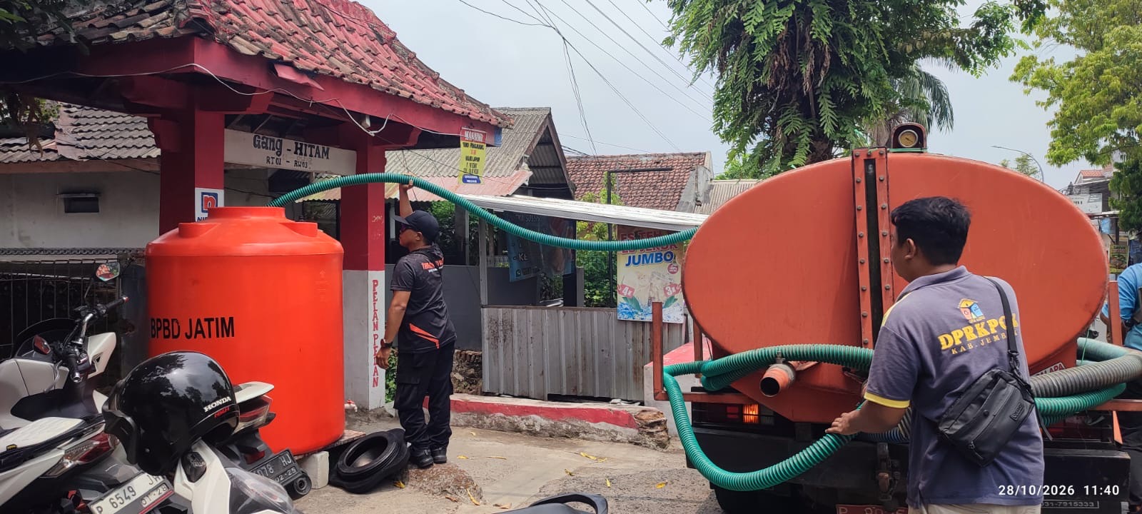 kekeringan-belum-usai-bpbd-jember-salurkan-5000-liter-air-bersih-untuk-135-kk-di-patrang-20261029