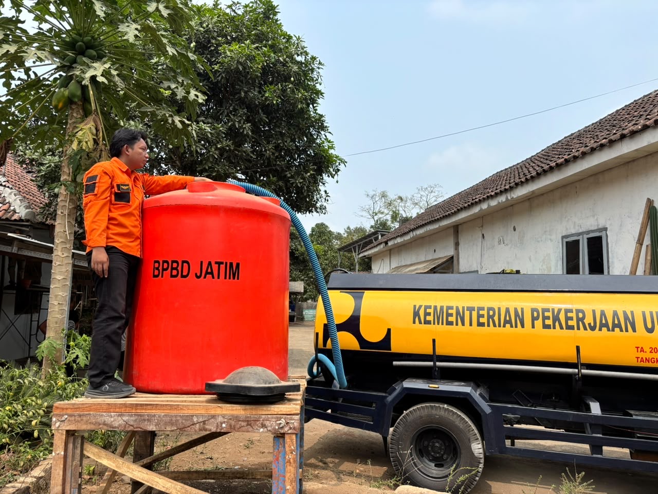 sumur-warga-mengering-bpbd-dan-perumdam-jember-salurkan-65-ribu-liter-air-bersih-ke-dusun-rowo-mrawan-mayang-20261029
