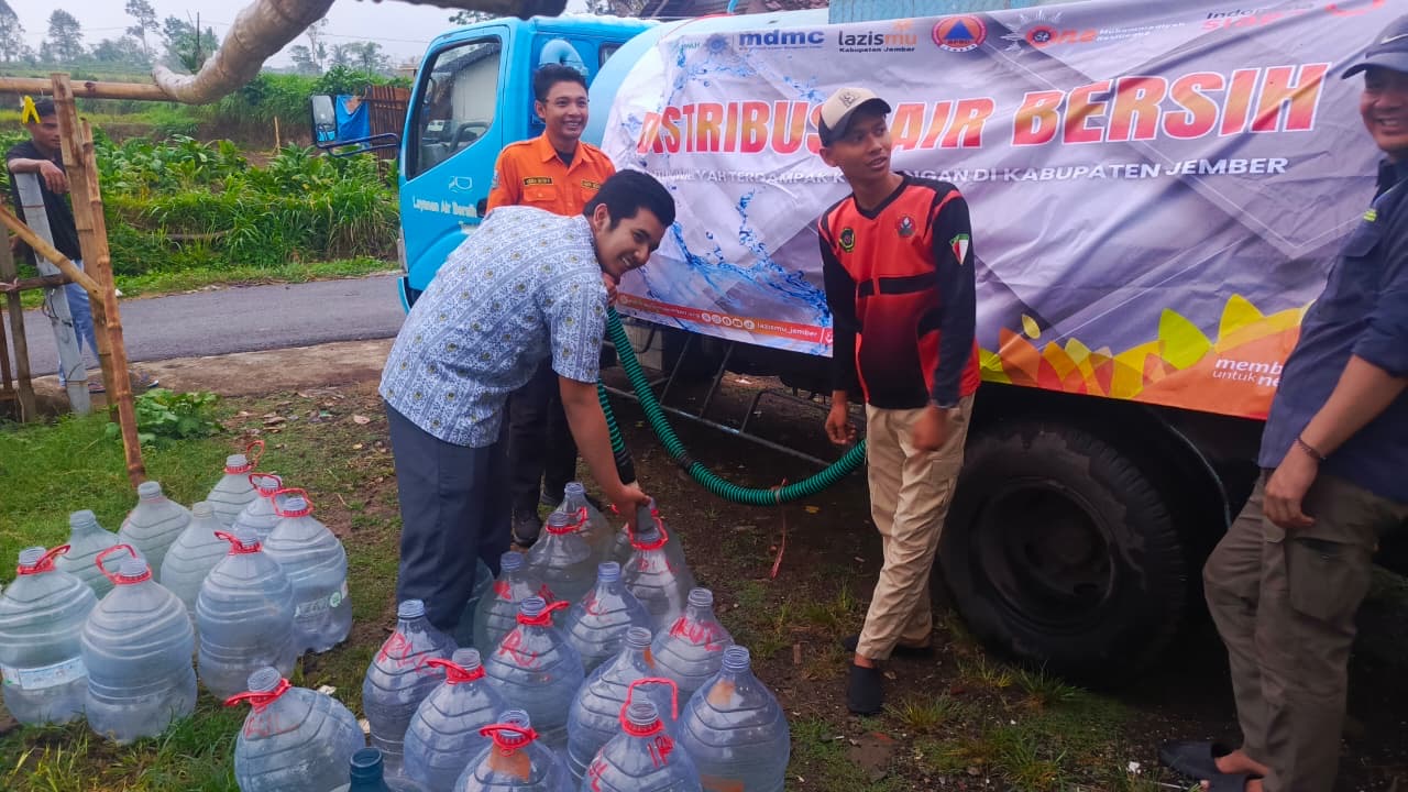 kekeringan-belum-usai-bpbd-jember-salurkan-5000-liter-air-bersih-untuk-142-kk-di-plalangan-20261029