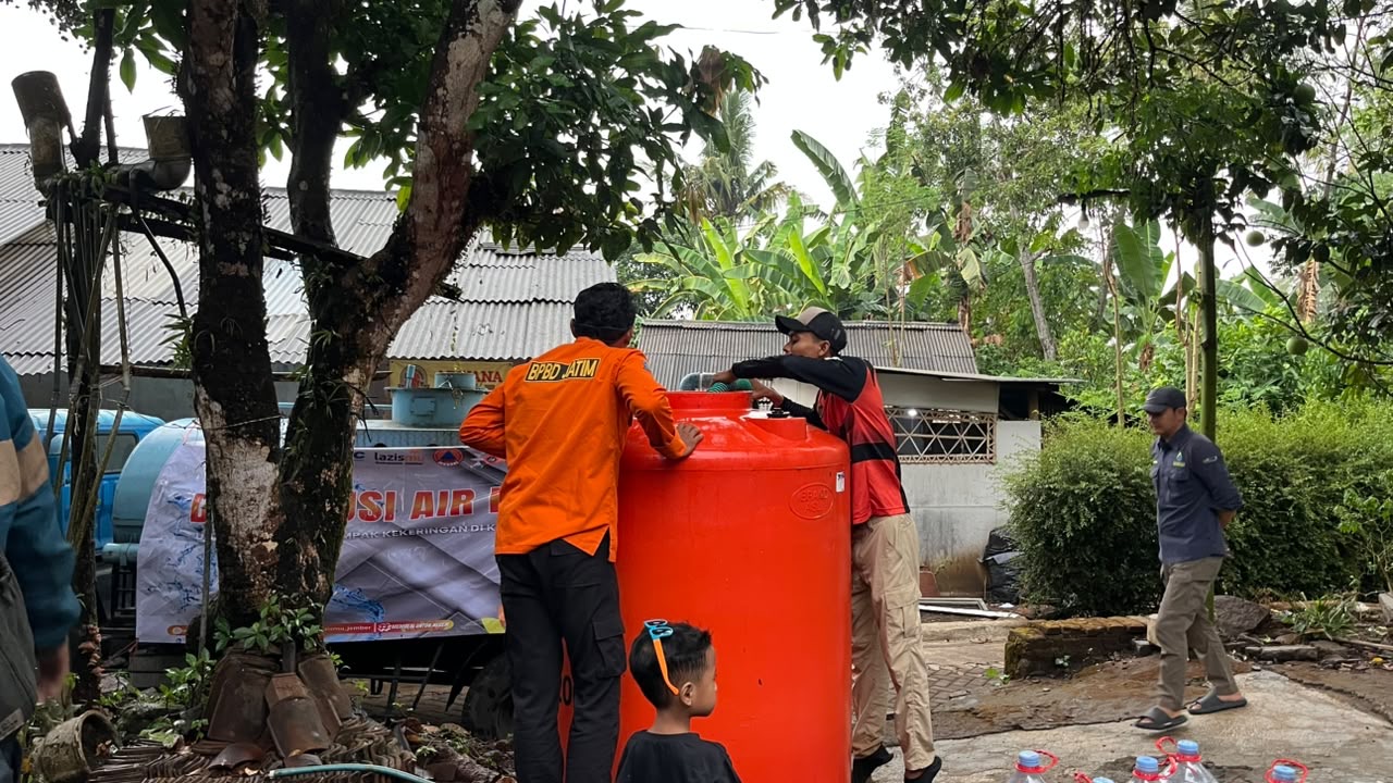 kekeringan-mengancam-kebutuhan-air-warga-bpbd-jember-salurkan-5000-liter-air-bersih-ke-patempuran-20261029