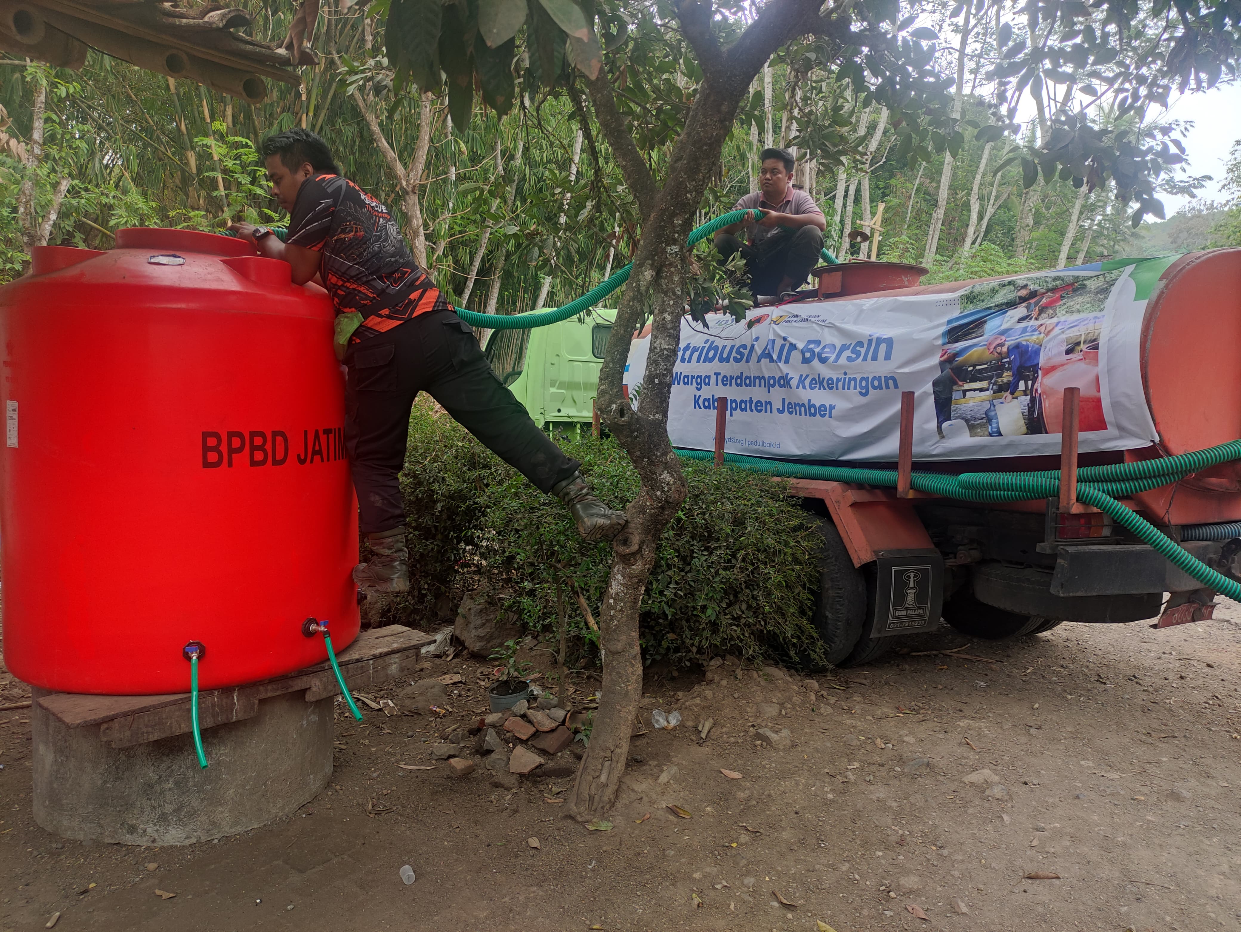 sumur-warga-mengering-150-kk-di-subo-jember-kini-andalkan-bantuan-5000-liter-air-bersih-20261030