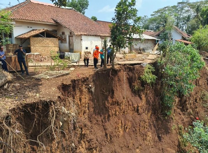hujan-picu-longsor-susulan-di-tanggul-jember-empat-rumah-dan-akses-warga-terancam-20261030
